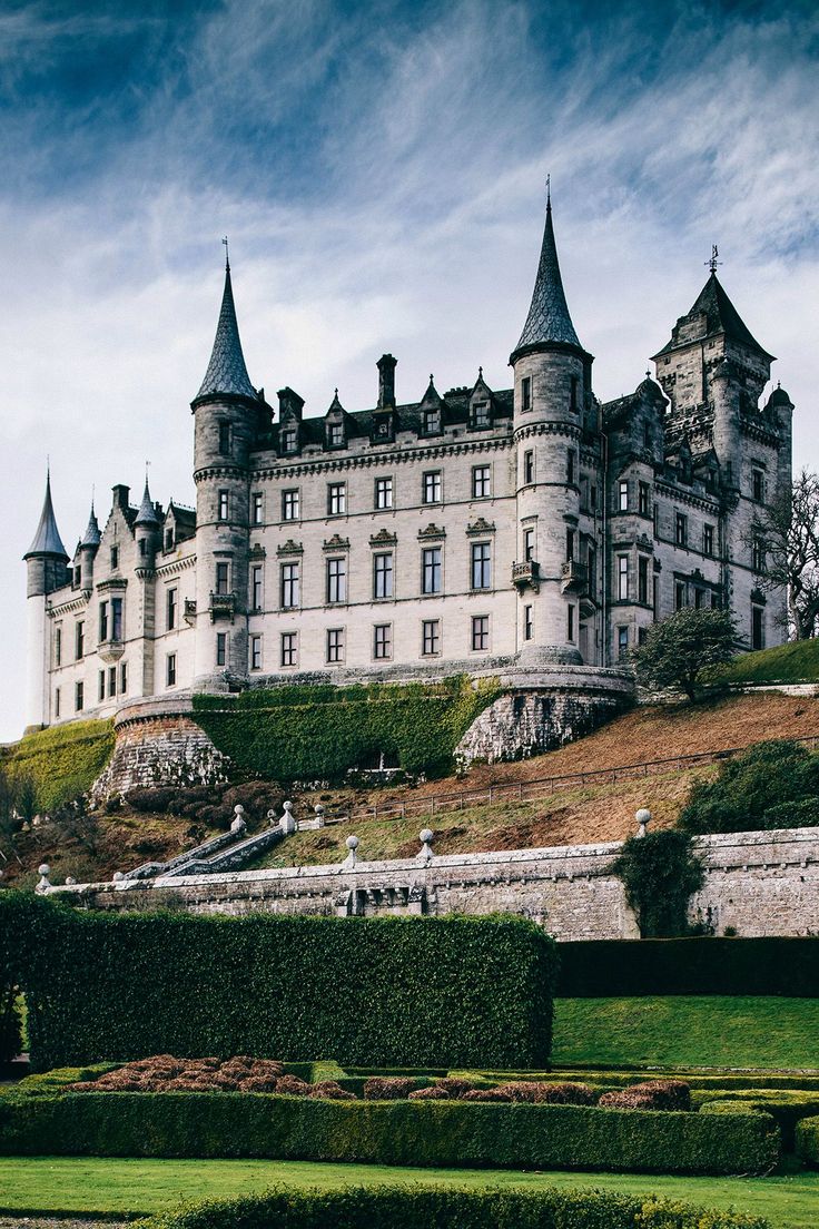 Dunrobin Castle, Highland, Scotland。苏格兰高地邓罗宾古堡，建于13世纪，位于苏格兰珀斯郡东北的堂诺赫菠，是萨瑟兰家族的私人古堡。“萨瑟兰公爵”是苏格兰最古老的爵位之一，其历史要追溯到1235年，萨瑟兰家族一直是苏格兰的名门望族，特别是到了19世纪，萨瑟兰公爵三世戍为西欧拥有领地面积最大的贵族之一。古堡三面临海 ，屹立于悬崖之上，被称为苏格兰最美丽、童话中的古堡。