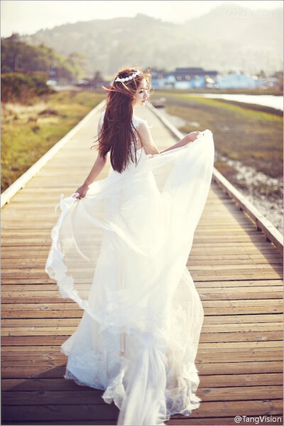 那一件薄薄的婚纱，承载着我们许多的梦想和希望。