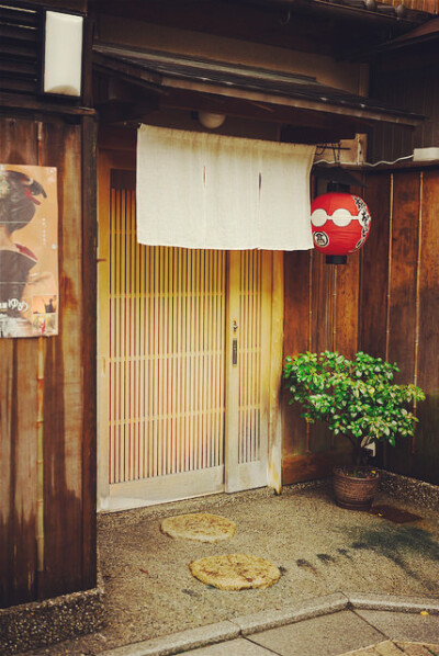 京都，祗园--京都最大的艺伎区，古朴的木竹系玄关，低调有韵味的暖帘，加上夜晚亮起的提灯，以及身着华丽和服的艺伎舞伎们，妙不可言。