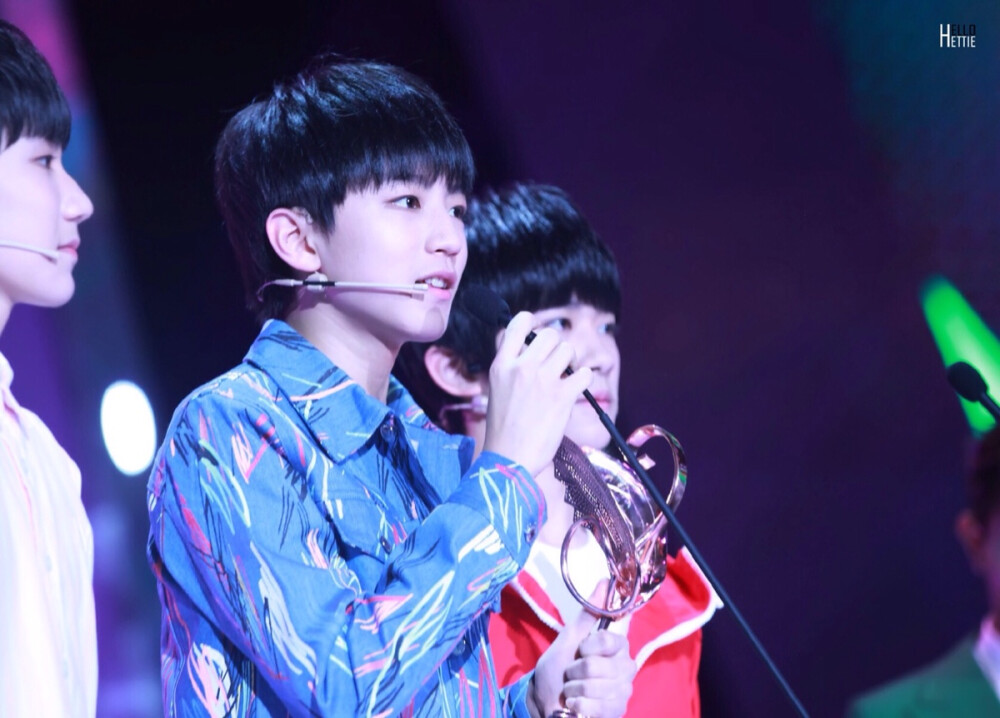 #王俊凯# #tfboys# 送星星差那么多，可是我也没办法了……收完美图去送一下星星呗，就下一个QQ空间的APP，然后点进社区-粉丝吧-小凯，然后送就好了?。。〔灰粒磷犯雒叩男恰莶缓玫幕凹蛑弊鍪裁炊济坏灼词狗琶劳家惨鼓?，爱豆这么给力，小螃蟹们就不要这么懒啦！