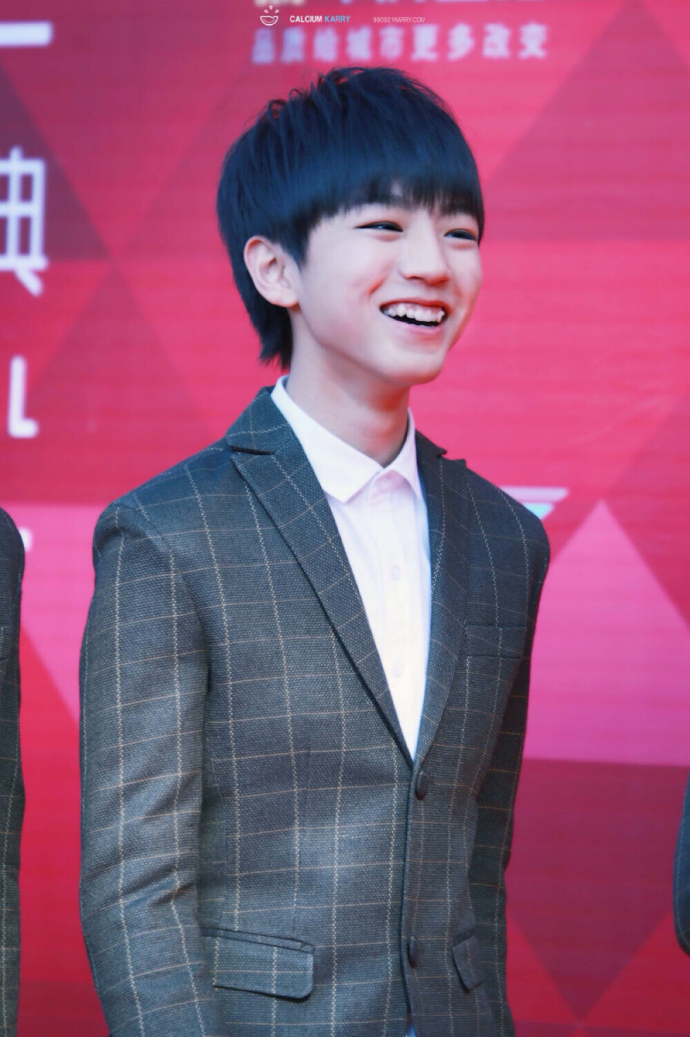 #王俊凯# #tfboys# 送星星差那么多，可是我也没办法了……收完美图去送一下星星呗，就下一个QQ空间的APP，然后点进社区-粉丝吧-小凯，然后送就好了?。。〔灰?，懒追个毛线的星……数据不好的话简直做什么都没底气……即使放美图也要怨念，爱豆这么给力，小螃蟹们就不要这么懒啦！