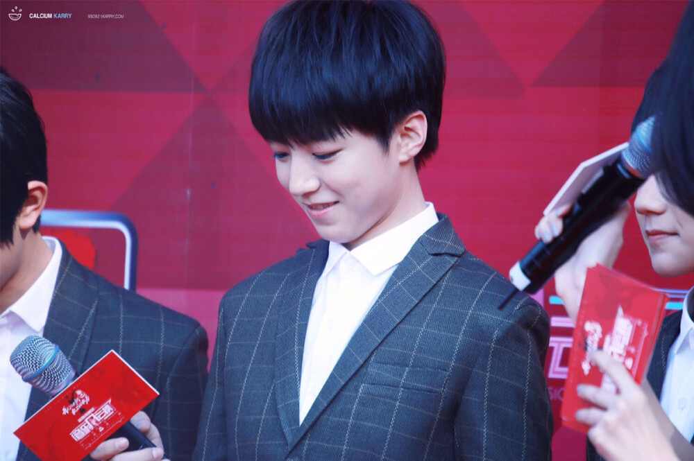 #王俊凯# #tfboys# 送星星差那么多，可是我也没办法了……收完美图去送一下星星呗，就下一个QQ空间的APP，然后点进社区-粉丝吧-小凯，然后送就好了?。。〔灰?，懒追个毛线的星……数据不好的话简直做什么都没底气……即使放美图也要怨念，爱豆这么给力，小螃蟹们就不要这么懒啦！