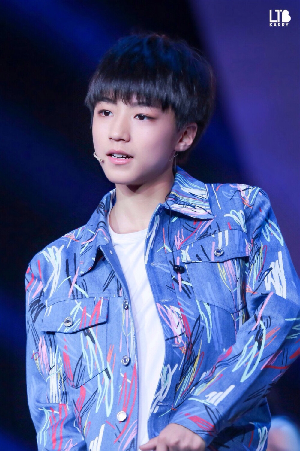 #王俊凯# #tfboys# 送星星差那么多，可是我也没办法了……收完美图去送一下星星呗，就下一个QQ空间的APP，然后点进社区-粉丝吧-小凯，然后送就好了?。?！不要懒，懒追个毛线的星……数据不好的话简直做什么都没底气……即使放美图也要怨念，爱豆这么给力，小螃蟹们就不要这么懒啦！