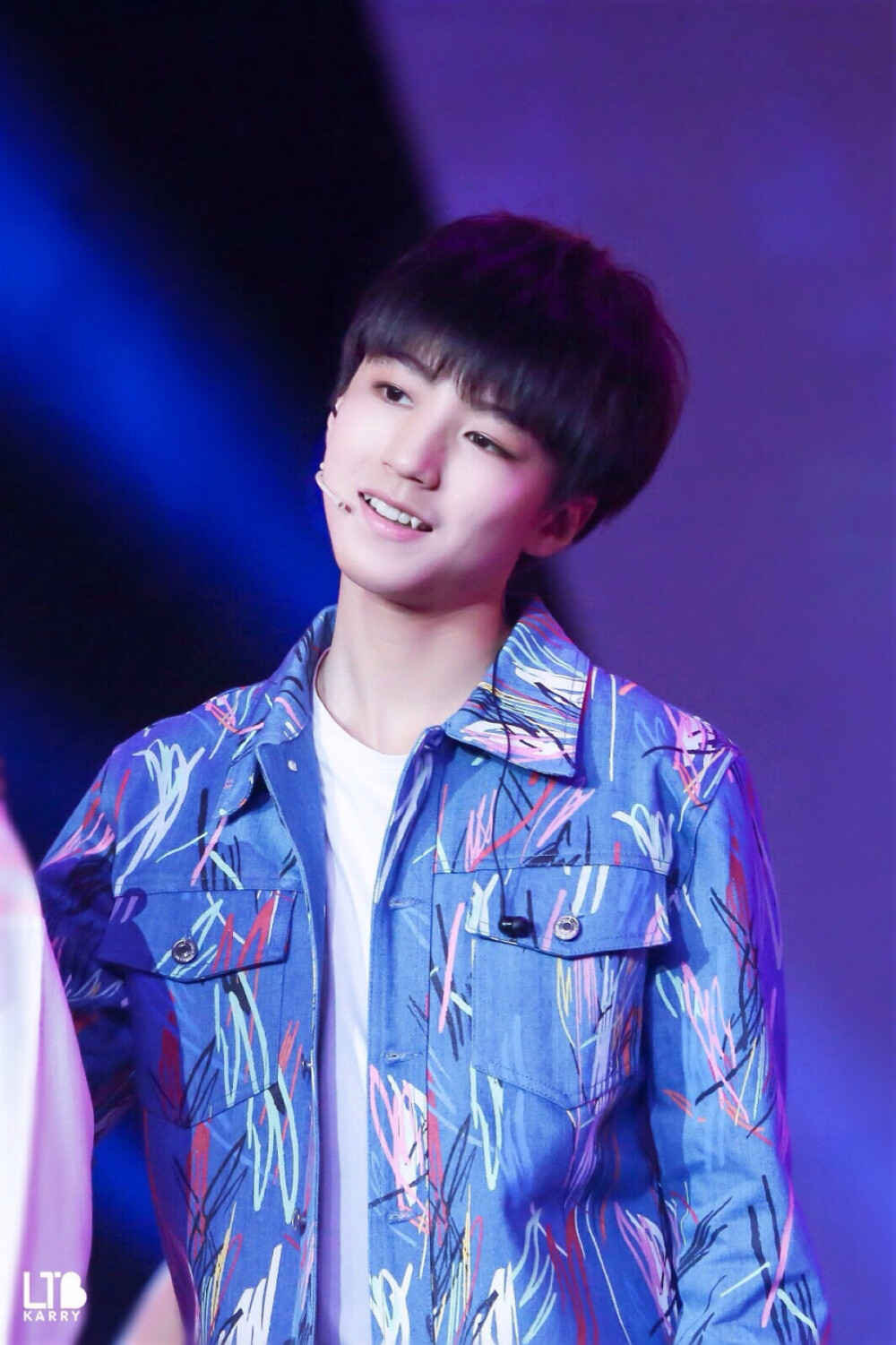 #王俊凯# #tfboys# 送星星差那么多，可是我也没办法了……收完美图去送一下星星呗，就下一个QQ空间的APP，然后点进社区-粉丝吧-小凯，然后送就好了?。?！不要懒，懒追个毛线的星……数据不好的话简直做什么都没底气……即使放美图也要怨念，爱豆这么给力，小螃蟹们就不要这么懒啦！