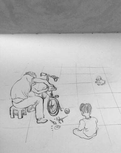 坐在地上看着爸爸给自己组装新自行车 小狗在不远处发呆 开心的童年……