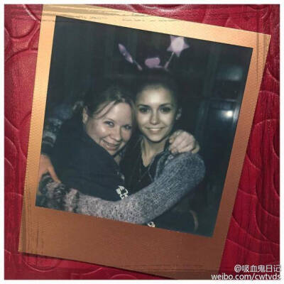 《吸血鬼日記》女主角 Nina Dobrev 現(xiàn)已正式離開劇組！悲傷與歡樂的交融，滿滿的溫馨與感動！最後幾天的片場花絮！再見了，Nina Dobrev ！希望未來有緣再見！