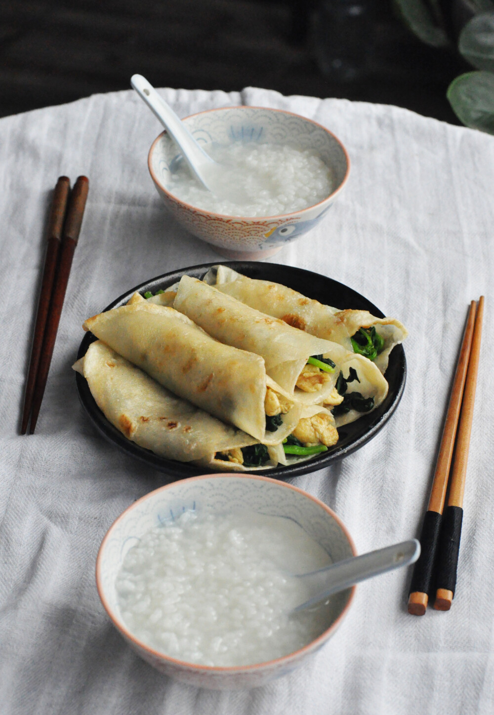 { 4.21 }菠菜鸡蛋春饼，大米粥。（做法：①和个面团，取两个剂子，一个一面抹油，两个剂子合在一起擀成薄饼②平底锅少油，小火双面煎，煎至饼皮鼓起、底部金黄③菠菜炒蛋炒好，饼从中间揭开，裹菜开吃！）菠菜炒蛋适量多一点盐，真的比肉还鲜美，菠菜当季，纯素刮刮油吧！