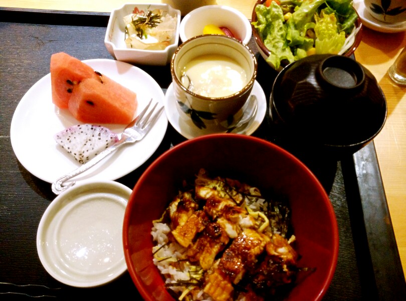 うなぎとん之月～石川的小鳗鱼饭套餐，现烤不腻，酱汁味道比较淡，姐姐很贴心给加汁(๑• . •๑)