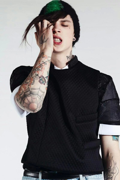  91年 来自英国Ash Stymest（阿什·斯戴梅斯特）身高186cm《Vogue Homme》日本版创刊号的封面男孩，MANNEQUINS 乐队的鼓手