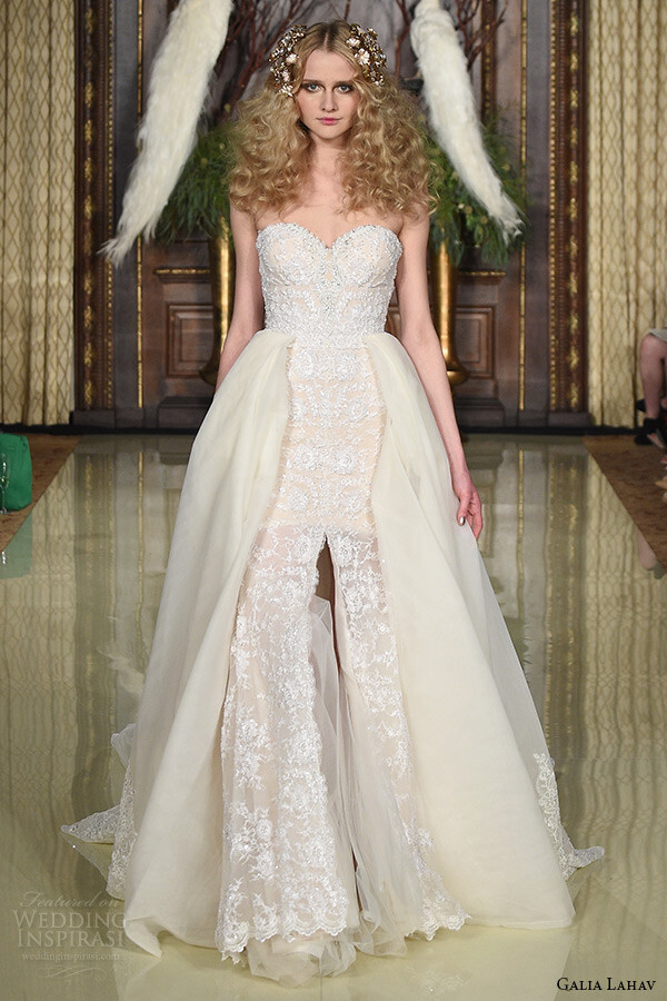 Galia Lahav Spring 2016 Wedding Dresses。Galia Lahav2016年春夏纽约婚纱周系列，灵感来自一个放荡不羁的童话，梦幻般的迷人轮廓和背部线条，缥缈柔和的带给我们更加浪漫的审美。一颗颗闪闪发光的珠宝装饰在每一件婚纱上，每一件婚纱都带给我们一种梦幻的错觉。