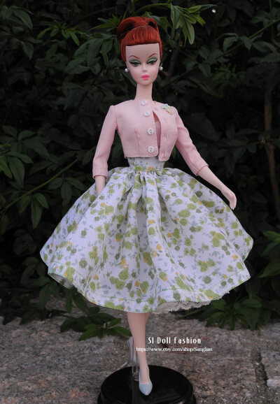 【MY芭比】Barbie 芭比娃娃：vintage dress with jack for Silkstone Barbie by SL Doll Fashion 粉色小外套+碎花夏日小短裙。曦 @晨曦小径 - 图片来源：https://www.etsy.com/listing/229851689/vintage-dress-with…