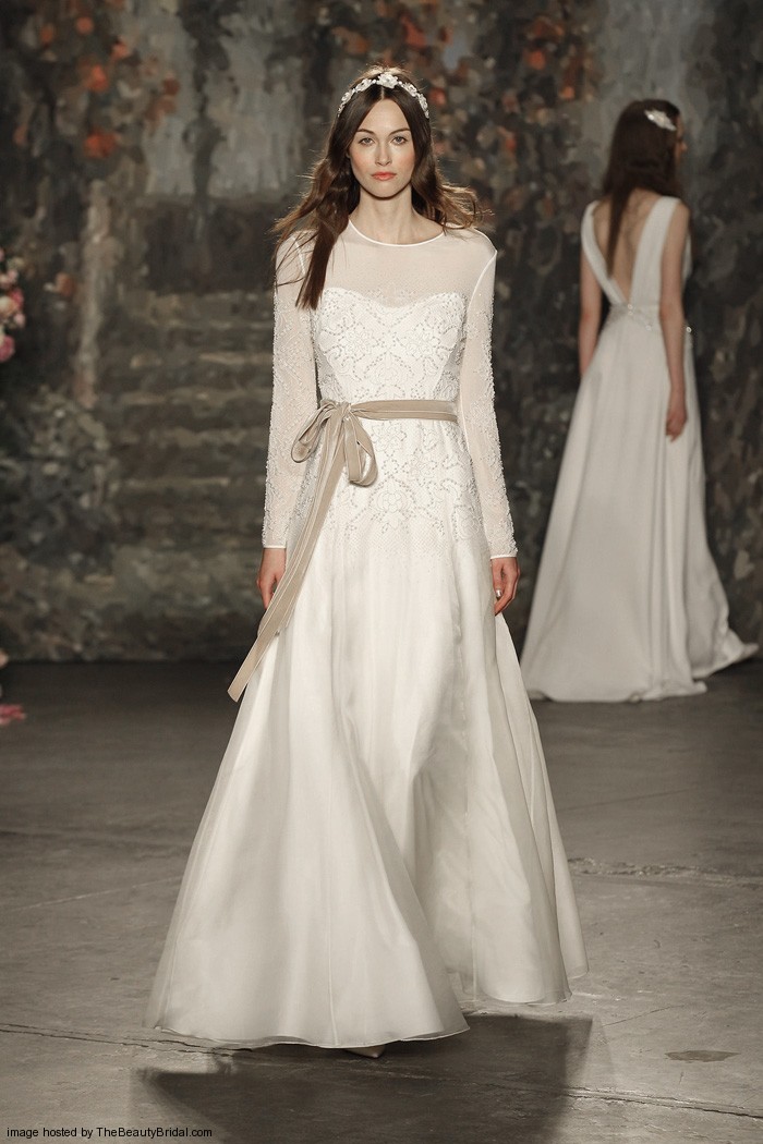 Jenny Packham Spring 2016 Bridal Collection。珍妮·帕克汉2016纽约婚纱时装周春夏发布。设计灵感来自莎士比亚的喜剧作品《仲夏夜之梦》，设计师将文学作品中的故事带入了现实之中，为新娘们打造了浪漫的嫁衣：欧根纱的花朵、水晶打造的植物叶子、珍珠刺绣与羽毛。设计师充分使用了春夏的绿色草地的色彩，飘逸的裙摆与紧身的胸衣打造了属于新娘们的浪漫世界。花朵蕾丝、刺绣与轻盈的雪纺面料以及施华洛世奇的水晶在灯光下闪耀着光芒，共同营造了属于春夏婚礼上的美丽梦境。