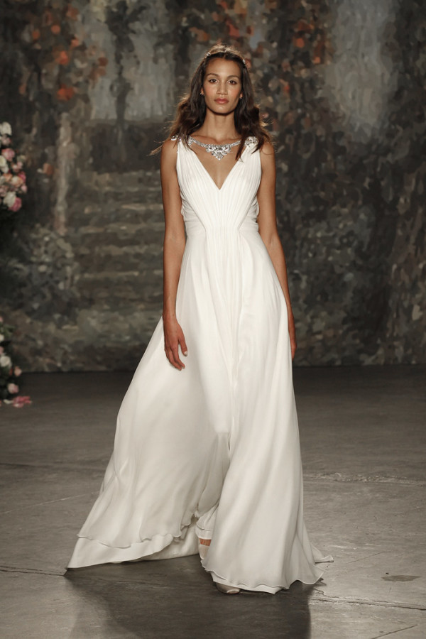 Jenny Packham Spring 2016 Bridal Collection。珍妮·帕克汉2016纽约婚纱时装周春夏发布。设计灵感来自莎士比亚的喜剧作品《仲夏夜之梦》，设计师将文学作品中的故事带入了现实之中，为新娘们打造了浪漫的嫁衣：欧根纱的花朵、水晶打造的植物叶子、珍珠刺绣与羽毛。设计师充分使用了春夏的绿色草地的色彩，飘逸的裙摆与紧身的胸衣打造了属于新娘们的浪漫世界。花朵蕾丝、刺绣与轻盈的雪纺面料以及施华洛世奇的水晶在灯光下闪耀着光芒，共同营造了属于春夏婚礼上的美丽梦境。