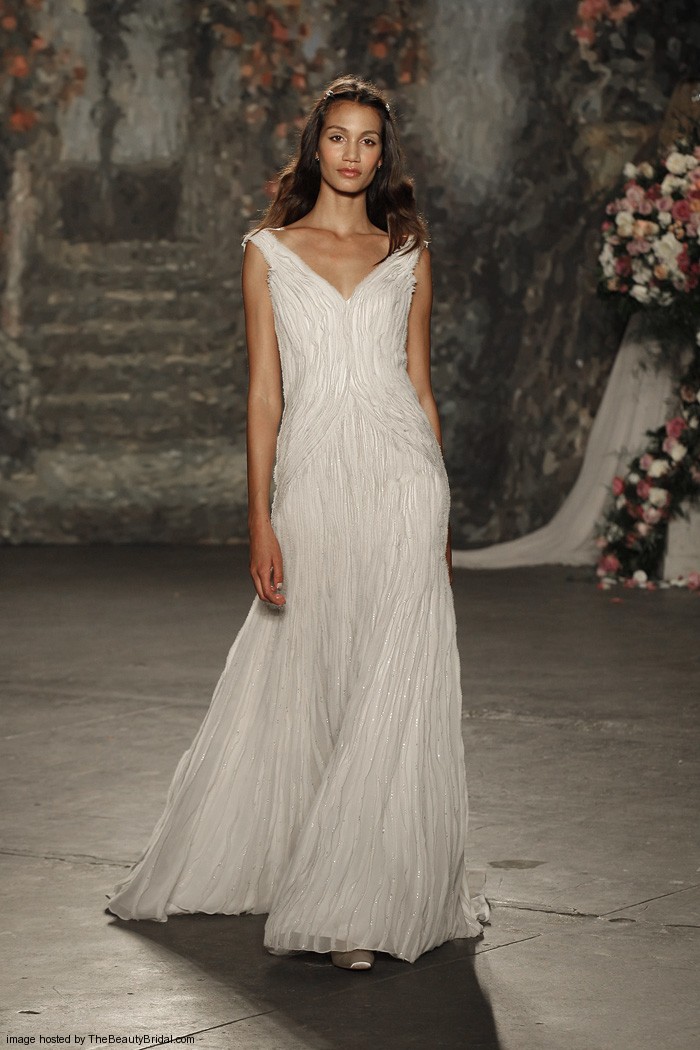 Jenny Packham Spring 2016 Bridal Collection。珍妮·帕克汉2016纽约婚纱时装周春夏发布。设计灵感来自莎士比亚的喜剧作品《仲夏夜之梦》，设计师将文学作品中的故事带入了现实之中，为新娘们打造了浪漫的嫁衣：欧根纱的花朵、水晶打造的植物叶子、珍珠刺绣与羽毛。设计师充分使用了春夏的绿色草地的色彩，飘逸的裙摆与紧身的胸衣打造了属于新娘们的浪漫世界。花朵蕾丝、刺绣与轻盈的雪纺面料以及施华洛世奇的水晶在灯光下闪耀着光芒，共同营造了属于春夏婚礼上的美丽梦境。