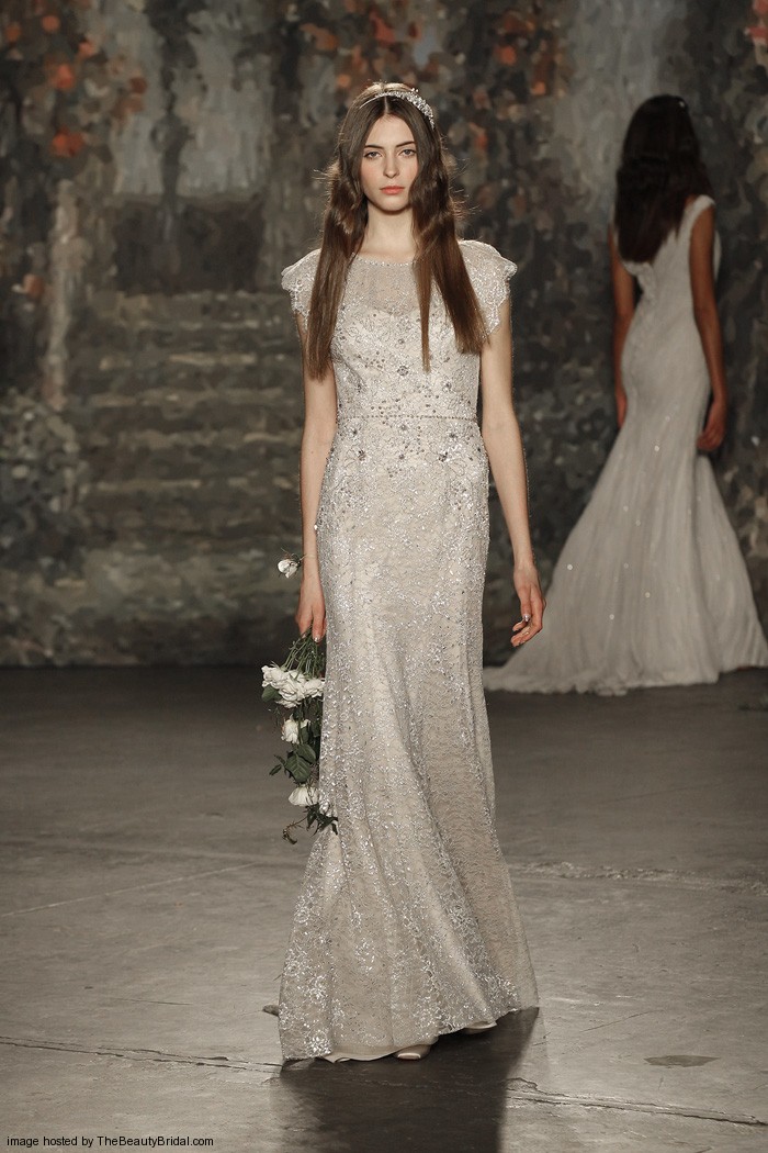 Jenny Packham Spring 2016 Bridal Collection。珍妮·帕克汉2016纽约婚纱时装周春夏发布。设计灵感来自莎士比亚的喜剧作品《仲夏夜之梦》，设计师将文学作品中的故事带入了现实之中，为新娘们打造了浪漫的嫁衣：欧根纱的花朵、水晶打造的植物叶子、珍珠刺绣与羽毛。设计师充分使用了春夏的绿色草地的色彩，飘逸的裙摆与紧身的胸衣打造了属于新娘们的浪漫世界。花朵蕾丝、刺绣与轻盈的雪纺面料以及施华洛世奇的水晶在灯光下闪耀着光芒，共同营造了属于春夏婚礼上的美丽梦境。