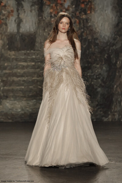 Jenny Packham Spring 2016 Bridal Collection。珍妮·帕克汉2016纽约婚纱时装周春夏发布。设计灵感来自莎士比亚的喜剧作品《仲夏夜之梦》，设计师将文学作品中的故事带入了现实之中，为新娘们打造了浪漫的嫁衣：欧根…