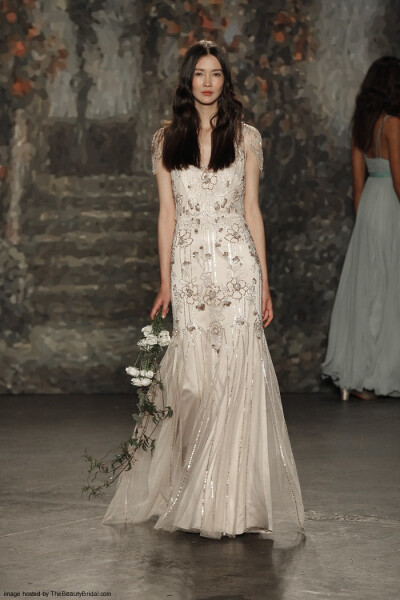 Jenny Packham Spring 2016 Bridal Collection。珍妮·帕克汉2016纽约婚纱时装周春夏发布。设计灵感来自莎士比亚的喜剧作品《仲夏夜之梦》，设计师将文学作品中的故事带入了现实之中，为新娘们打造了浪漫的嫁衣：欧根…