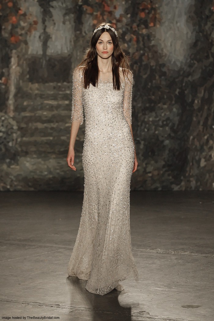 Jenny Packham Spring 2016 Bridal Collection。珍妮·帕克汉2016纽约婚纱时装周春夏发布。设计灵感来自莎士比亚的喜剧作品《仲夏夜之梦》，设计师将文学作品中的故事带入了现实之中，为新娘们打造了浪漫的嫁衣：欧根纱的花朵、水晶打造的植物叶子、珍珠刺绣与羽毛。设计师充分使用了春夏的绿色草地的色彩，飘逸的裙摆与紧身的胸衣打造了属于新娘们的浪漫世界。花朵蕾丝、刺绣与轻盈的雪纺面料以及施华洛世奇的水晶在灯光下闪耀着光芒，共同营造了属于春夏婚礼上的美丽梦境。