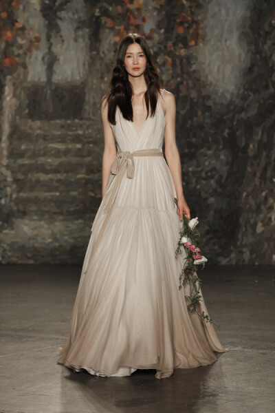 Jenny Packham Spring 2016 Bridal Collection。珍妮·帕克汉2016纽约婚纱时装周春夏发布。设计灵感来自莎士比亚的喜剧作品《仲夏夜之梦》，设计师将文学作品中的故事带入了现实之中，为新娘们打造了浪漫的嫁衣：欧根…