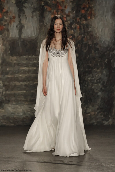 Jenny Packham Spring 2016 Bridal Collection。珍妮·帕克汉2016纽约婚纱时装周春夏发布。设计灵感来自莎士比亚的喜剧作品《仲夏夜之梦》，设计师将文学作品中的故事带入了现实之中，为新娘们打造了浪漫的嫁衣：欧根…