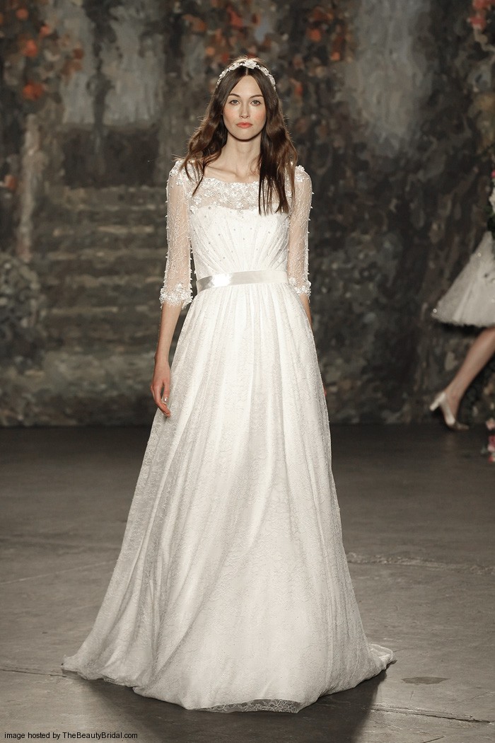 Jenny Packham Spring 2016 Bridal Collection。珍妮·帕克汉2016纽约婚纱时装周春夏发布。设计灵感来自莎士比亚的喜剧作品《仲夏夜之梦》，设计师将文学作品中的故事带入了现实之中，为新娘们打造了浪漫的嫁衣：欧根纱的花朵、水晶打造的植物叶子、珍珠刺绣与羽毛。设计师充分使用了春夏的绿色草地的色彩，飘逸的裙摆与紧身的胸衣打造了属于新娘们的浪漫世界。花朵蕾丝、刺绣与轻盈的雪纺面料以及施华洛世奇的水晶在灯光下闪耀着光芒，共同营造了属于春夏婚礼上的美丽梦境。