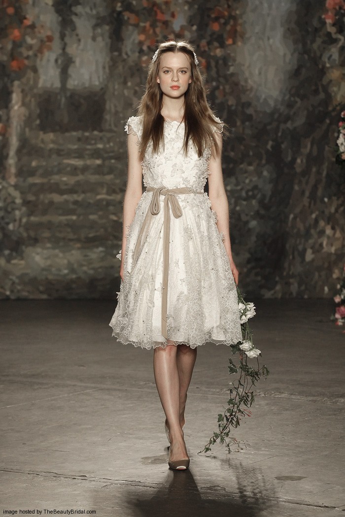 Jenny Packham Spring 2016 Bridal Collection。珍妮·帕克汉2016纽约婚纱时装周春夏发布。设计灵感来自莎士比亚的喜剧作品《仲夏夜之梦》，设计师将文学作品中的故事带入了现实之中，为新娘们打造了浪漫的嫁衣：欧根纱的花朵、水晶打造的植物叶子、珍珠刺绣与羽毛。设计师充分使用了春夏的绿色草地的色彩，飘逸的裙摆与紧身的胸衣打造了属于新娘们的浪漫世界。花朵蕾丝、刺绣与轻盈的雪纺面料以及施华洛世奇的水晶在灯光下闪耀着光芒，共同营造了属于春夏婚礼上的美丽梦境。