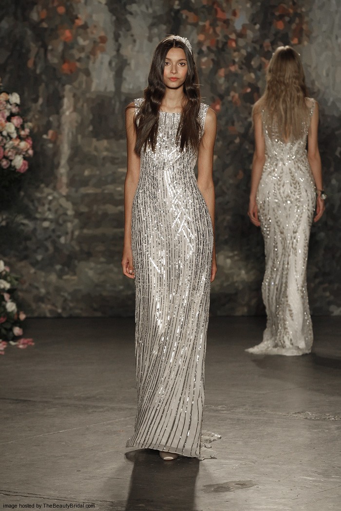 Jenny Packham Spring 2016 Bridal Collection。珍妮·帕克汉2016纽约婚纱时装周春夏发布。设计灵感来自莎士比亚的喜剧作品《仲夏夜之梦》，设计师将文学作品中的故事带入了现实之中，为新娘们打造了浪漫的嫁衣：欧根纱的花朵、水晶打造的植物叶子、珍珠刺绣与羽毛。设计师充分使用了春夏的绿色草地的色彩，飘逸的裙摆与紧身的胸衣打造了属于新娘们的浪漫世界。花朵蕾丝、刺绣与轻盈的雪纺面料以及施华洛世奇的水晶在灯光下闪耀着光芒，共同营造了属于春夏婚礼上的美丽梦境。