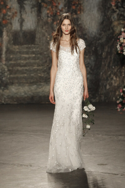 Jenny Packham Spring 2016 Bridal Collection。珍妮·帕克汉2016纽约婚纱时装周春夏发布。设计灵感来自莎士比亚的喜剧作品《仲夏夜之梦》，设计师将文学作品中的故事带入了现实之中，为新娘们打造了浪漫的嫁衣：欧根…