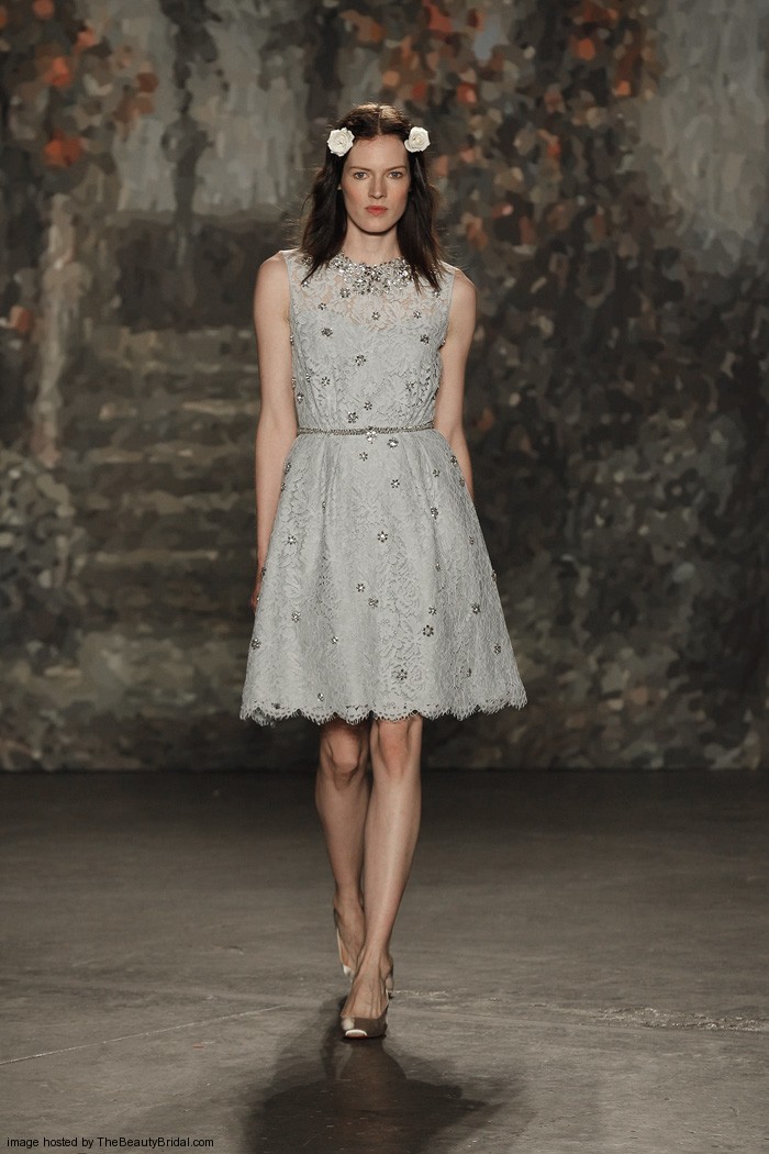 Jenny Packham Spring 2016 Bridal Collection。珍妮·帕克汉2016纽约婚纱时装周春夏发布。设计灵感来自莎士比亚的喜剧作品《仲夏夜之梦》，设计师将文学作品中的故事带入了现实之中，为新娘们打造了浪漫的嫁衣：欧根纱的花朵、水晶打造的植物叶子、珍珠刺绣与羽毛。设计师充分使用了春夏的绿色草地的色彩，飘逸的裙摆与紧身的胸衣打造了属于新娘们的浪漫世界。花朵蕾丝、刺绣与轻盈的雪纺面料以及施华洛世奇的水晶在灯光下闪耀着光芒，共同营造了属于春夏婚礼上的美丽梦境。