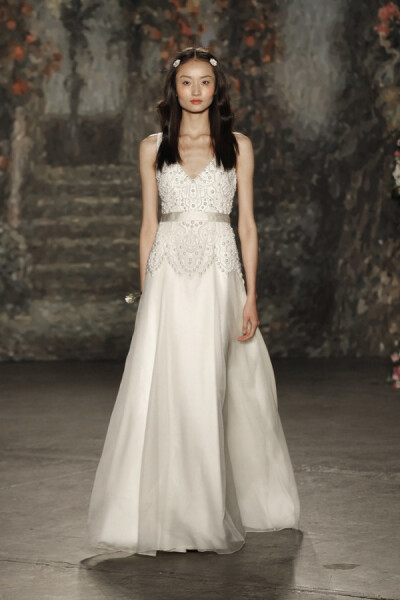 Jenny Packham Spring 2016 Bridal Collection。珍妮·帕克汉2016纽约婚纱时装周春夏发布。设计灵感来自莎士比亚的喜剧作品《仲夏夜之梦》，设计师将文学作品中的故事带入了现实之中，为新娘们打造了浪漫的嫁衣：欧根…