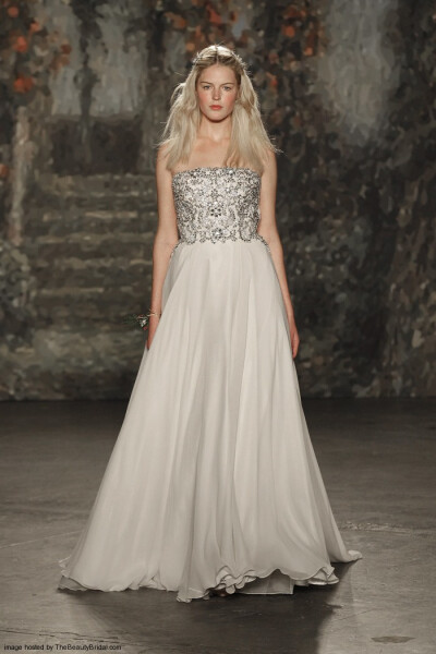 Jenny Packham Spring 2016 Bridal Collection。珍妮·帕克汉2016纽约婚纱时装周春夏发布。设计灵感来自莎士比亚的喜剧作品《仲夏夜之梦》，设计师将文学作品中的故事带入了现实之中，为新娘们打造了浪漫的嫁衣：欧根…