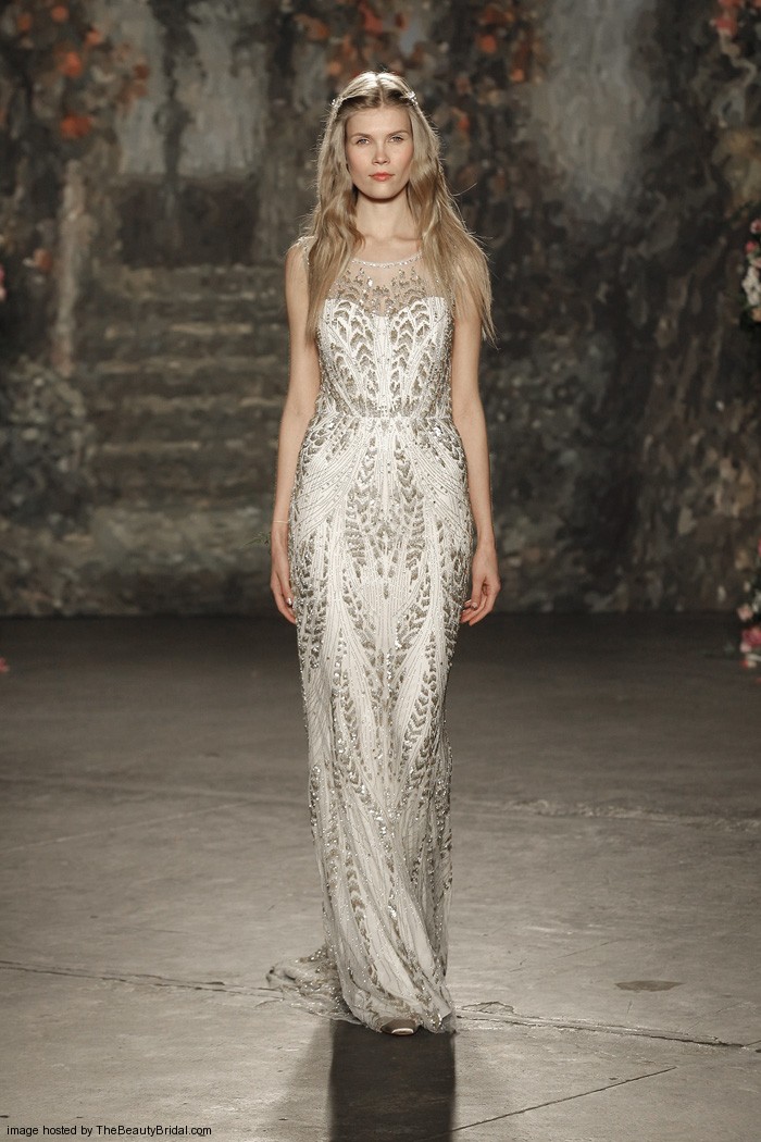 Jenny Packham Spring 2016 Bridal Collection。珍妮·帕克汉2016纽约婚纱时装周春夏发布。设计灵感来自莎士比亚的喜剧作品《仲夏夜之梦》，设计师将文学作品中的故事带入了现实之中，为新娘们打造了浪漫的嫁衣：欧根纱的花朵、水晶打造的植物叶子、珍珠刺绣与羽毛。设计师充分使用了春夏的绿色草地的色彩，飘逸的裙摆与紧身的胸衣打造了属于新娘们的浪漫世界。花朵蕾丝、刺绣与轻盈的雪纺面料以及施华洛世奇的水晶在灯光下闪耀着光芒，共同营造了属于春夏婚礼上的美丽梦境。