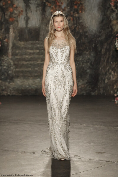 Jenny Packham Spring 2016 Bridal Collection。珍妮·帕克汉2016纽约婚纱时装周春夏发布。设计灵感来自莎士比亚的喜剧作品《仲夏夜之梦》，设计师将文学作品中的故事带入了现实之中，为新娘们打造了浪漫的嫁衣：欧根…