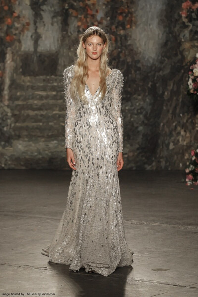 Jenny Packham Spring 2016 Bridal Collection。珍妮·帕克汉2016纽约婚纱时装周春夏发布。设计灵感来自莎士比亚的喜剧作品《仲夏夜之梦》，设计师将文学作品中的故事带入了现实之中，为新娘们打造了浪漫的嫁衣：欧根…