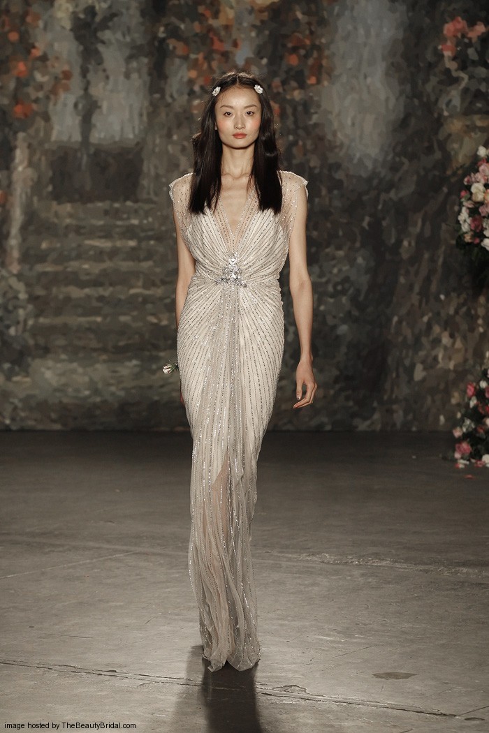 Jenny Packham Spring 2016 Bridal Collection。珍妮·帕克汉2016纽约婚纱时装周春夏发布。设计灵感来自莎士比亚的喜剧作品《仲夏夜之梦》，设计师将文学作品中的故事带入了现实之中，为新娘们打造了浪漫的嫁衣：欧根纱的花朵、水晶打造的植物叶子、珍珠刺绣与羽毛。设计师充分使用了春夏的绿色草地的色彩，飘逸的裙摆与紧身的胸衣打造了属于新娘们的浪漫世界。花朵蕾丝、刺绣与轻盈的雪纺面料以及施华洛世奇的水晶在灯光下闪耀着光芒，共同营造了属于春夏婚礼上的美丽梦境。