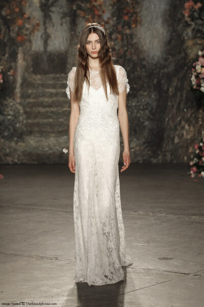 Jenny Packham Spring 2016 Bridal Collection。珍妮·帕克汉2016纽约婚纱时装周春夏发布。设计灵感来自莎士比亚的喜剧作品《仲夏夜之梦》，设计师将文学作品中的故事带入了现实之中，为新娘们打造了浪漫的嫁衣：欧根…