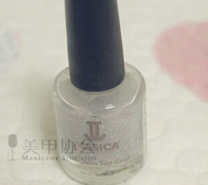 6、然后用银色细闪粉甲油扫在画豹纹的指甲上，待干。