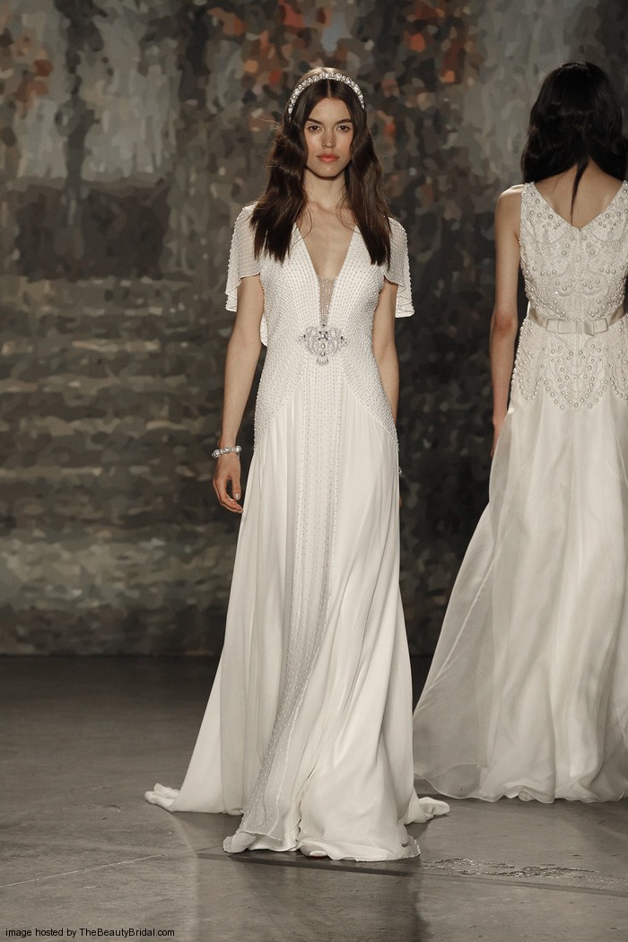 Jenny Packham Spring 2016 Bridal Collection。珍妮·帕克汉2016纽约婚纱时装周春夏发布。设计灵感来自莎士比亚的喜剧作品《仲夏夜之梦》，设计师将文学作品中的故事带入了现实之中，为新娘们打造了浪漫的嫁衣：欧根纱的花朵、水晶打造的植物叶子、珍珠刺绣与羽毛。设计师充分使用了春夏的绿色草地的色彩，飘逸的裙摆与紧身的胸衣打造了属于新娘们的浪漫世界。花朵蕾丝、刺绣与轻盈的雪纺面料以及施华洛世奇的水晶在灯光下闪耀着光芒，共同营造了属于春夏婚礼上的美丽梦境。