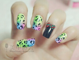 5、然后用细彩绘笔沾取黑色甲油，画上豹纹，再给无名指贴上闪亮的钻石，如图。