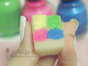 3、在海绵上刷上各色甲油，如图。