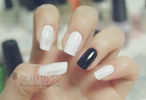 2、首先给各个指甲如图刷上黑色和白色甲油，还是要两遍哦， 才会均匀饱满。