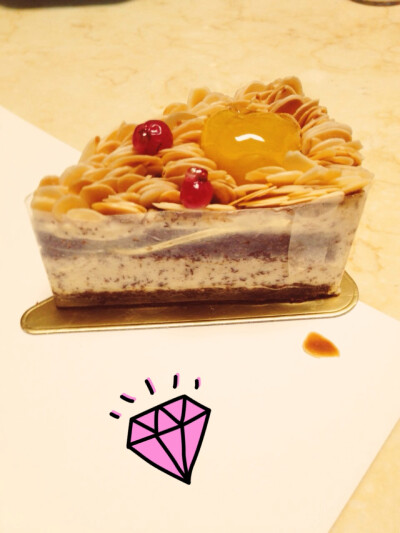 买了一堆小蛋糕回来吃吃吃，sooooo幸福