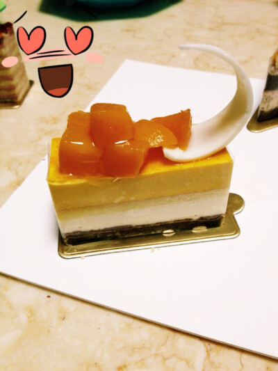 买了一堆小蛋糕回来吃吃吃，sooooo幸福