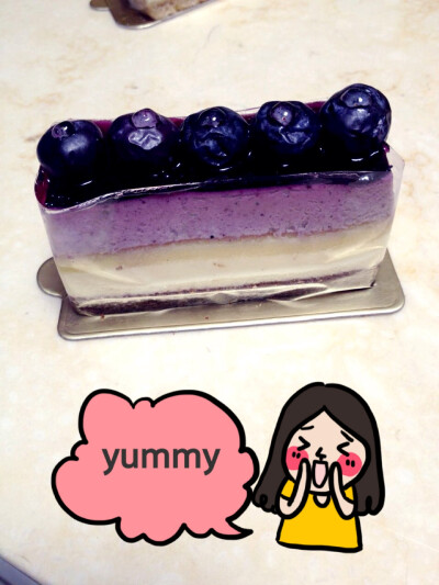 买了一堆小蛋糕回来吃吃吃，sooooo幸福