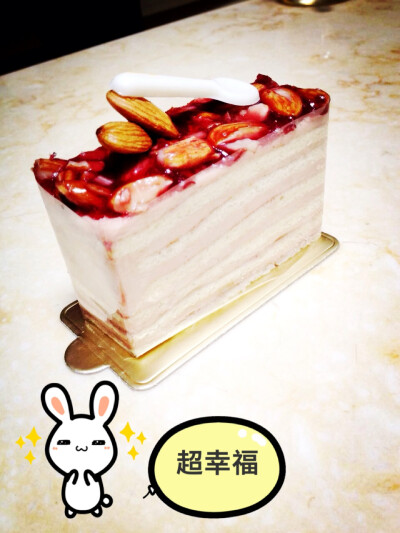 买了一堆小蛋糕回来吃吃吃，sooooo幸福