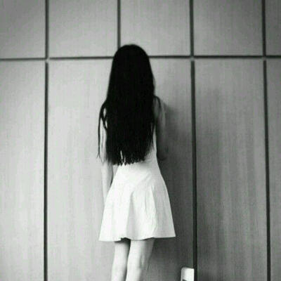 以为自己都看透，以为再见都是很久以后。偶然遇见愕然过，陪你一生的人竟不是我。