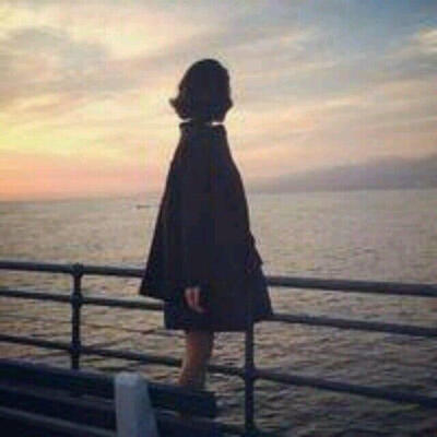 以为自己都看透，以为再见都是很久以后。偶然遇见愕然过，陪你一生的人竟不是我。