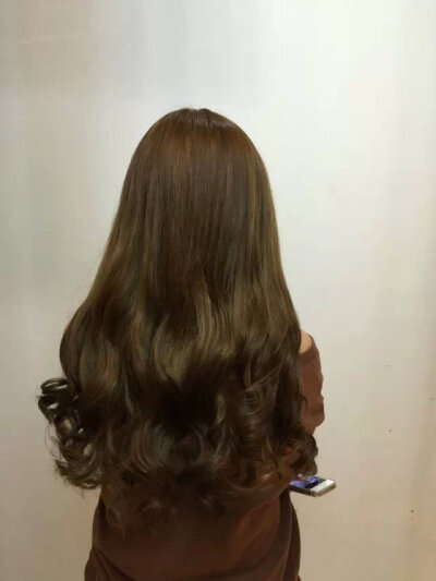 以为自己都看透，以为再见都是很久以后。偶然遇见愕然过，陪你一生的人竟不是我。