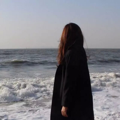 以为自己都看透，以为再见都是很久以后。偶然遇见愕然过，陪你一生的人竟不是我。