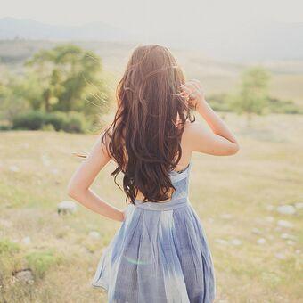 以为自己都看透，以为再见都是很久以后。偶然遇见愕然过，陪你一生的人竟不是我。